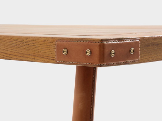 Image 1 of Mesa de comedor de Jacques Adnet, de madera de roble y cuero rojo, 1950.