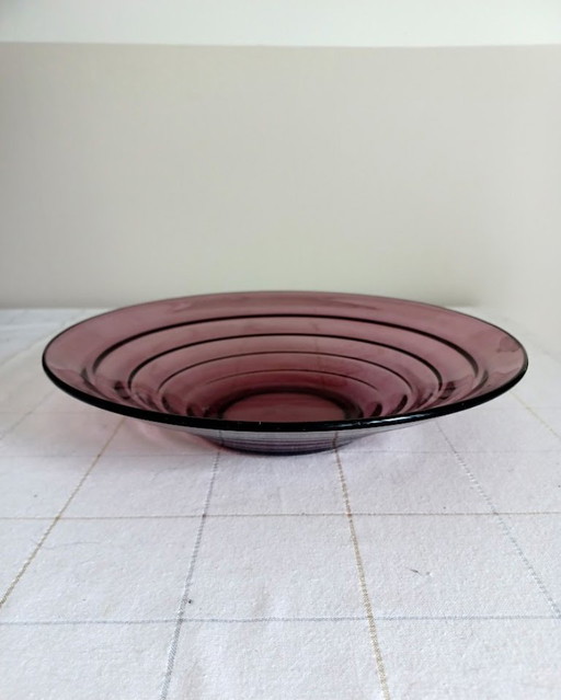 Piatto Art Déco in vetro ametista pressato con struttura a coste, anni '30.