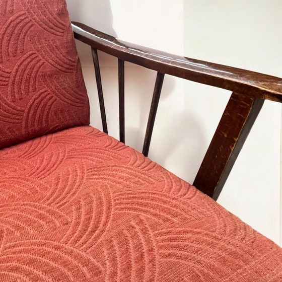 Image 1 of Fauteuil cocktail/lounge vintage avec accoudoirs en noyer et revêtement en tissu rouge d'origine. Un classique des années 19
