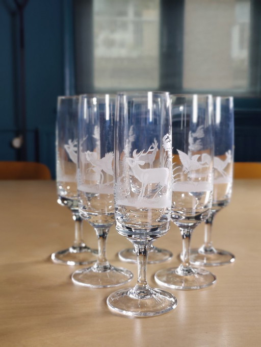 Élégant coffret de 6 coupes à champagne en cristal, délicatement gravées d'une scène de chasse