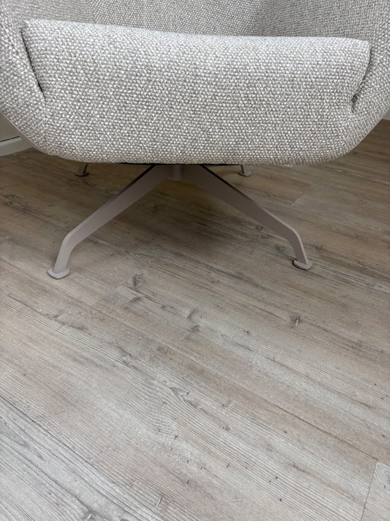 Poltrona con base girevole a quattro gambe e rivestimento in tessuto bouclé beige e grigio. – Sedie girevoli (photo 5 of 10)