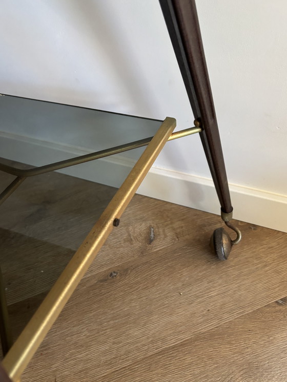 Image 1 of Bijzettafel vintage dans un style moderne du milieu du siècle – messing afwerking, wielen, jaren 1950