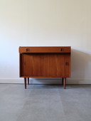 Credenza danese vintage con cassetto e ante scorrevoli in teak