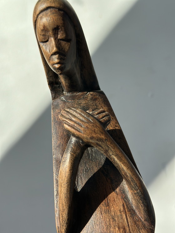 Image 1 of Sculpture religieuse moderne en bois – Figure stylisée de la Vierge (XXe siècle)
