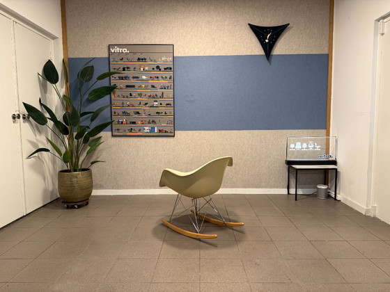 Vitra | Eames | RAR | Cognac + fibra di vetro pergamena | 2 pezzi – Sedie a dondolo, Pelle, Legno (photo 4 of 12)