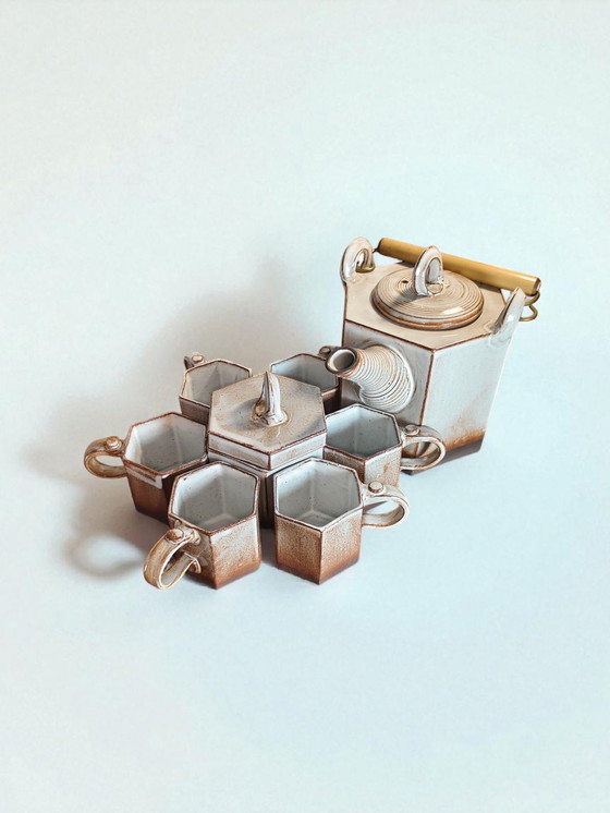 Image 1 of Studio Pottery Theeservies Zeshoekig Gesigneerd FB Jaren 70 Japanse Stijl / Studio Pottery Theeservies Zeshoekig Gesigneerd FB
