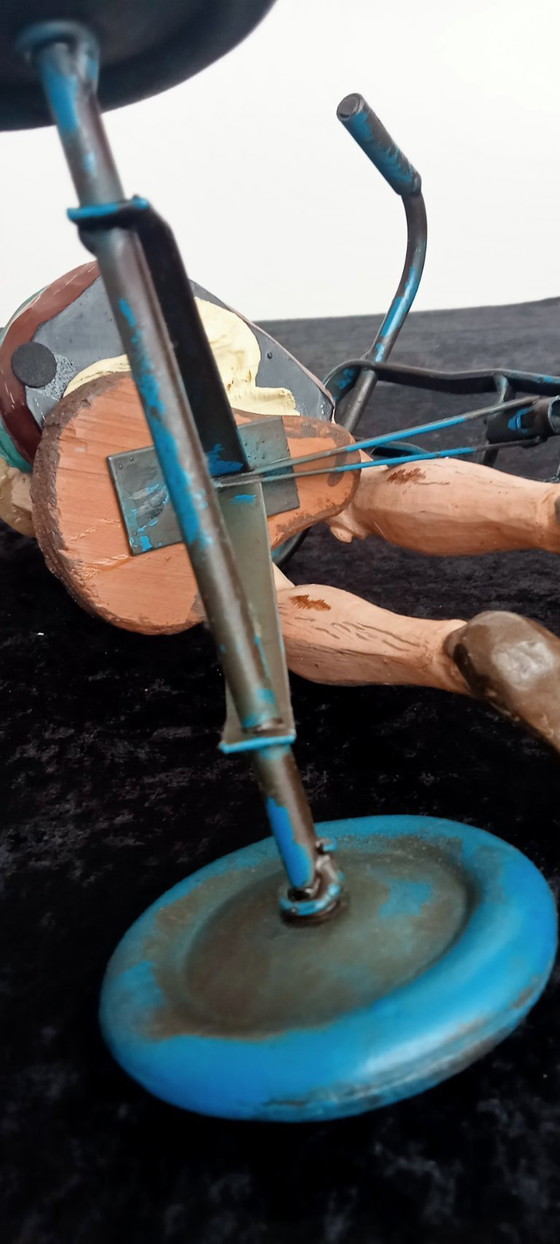 Image 1 of Objet de collection : Statue artisanale de Pinocchio sur un tricycle
