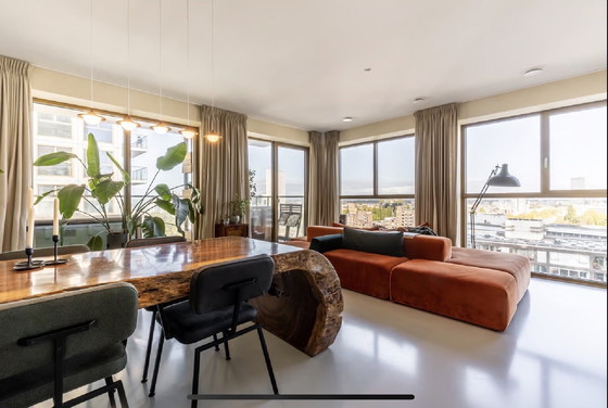 Image 1 of Unieke handgemaakte eetkamertafel uit één boomstam