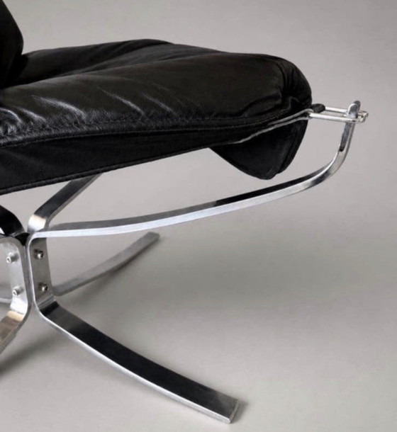 Image 1 of Sigurd Ressell – Falcon fauteuil met hoge rugleuning en voetenbank – Chroom en zwart leer – Noorwegen, ca. 1980