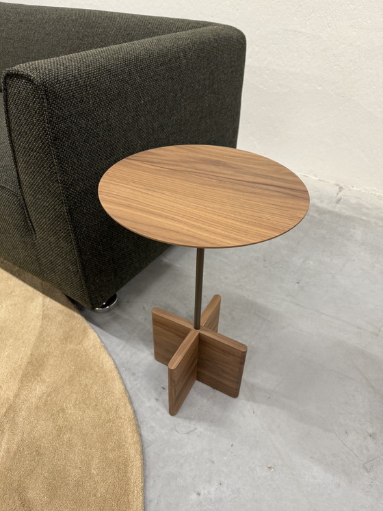 Image 1 of 2 mesas auxiliares Beek Cross de madera de nogal D35