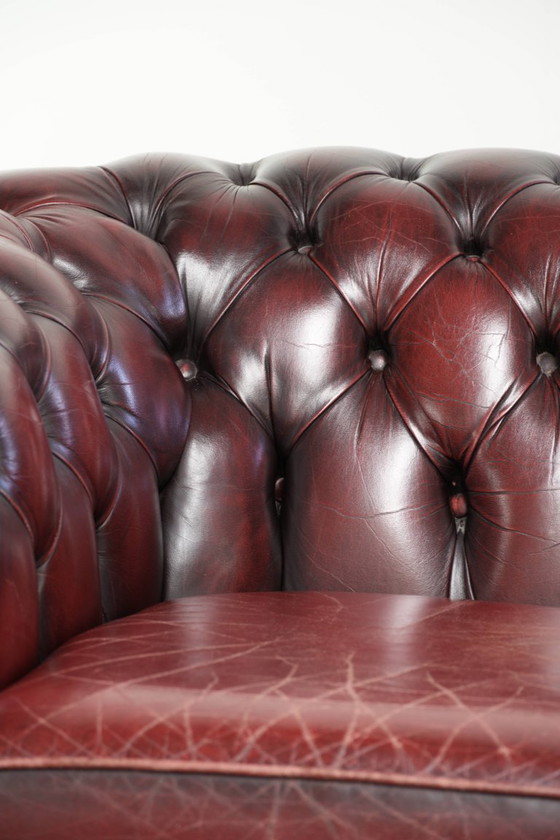 Schicker, gelebter englischer Chesterfield Club-Sessel in zeitlosem Rot – Leather, Klassiek (photo 11 of 13)