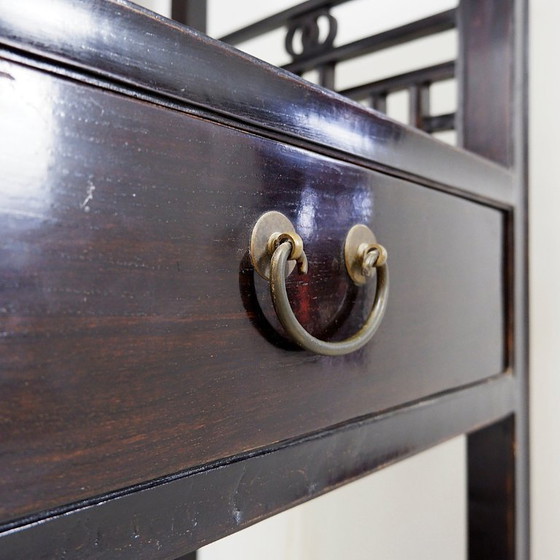 Image 1 of Vintage drielaagse Chinese boekenkast van gelakt hout - 20e eeuw