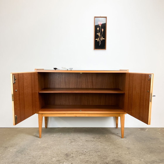 Image 1 of Piccola credenza di WK Möbel, impiallacciatura chiara con piano in vetro nero, anni '50