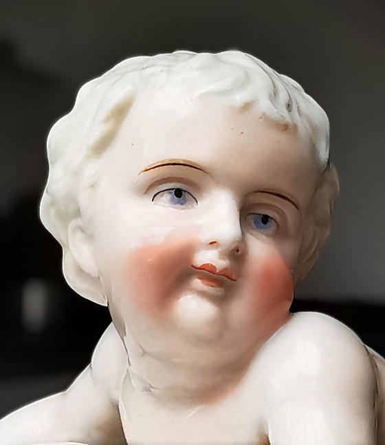 Image 1 of Plaue Thüringen Von Schierholz, superbe hand modeled porcelain Round bowl