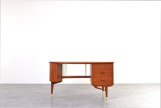 Image 1 of Bureau van organisch teakhout uit het midden van de 20e eeuw van Sola Møbler, jaren 60.
