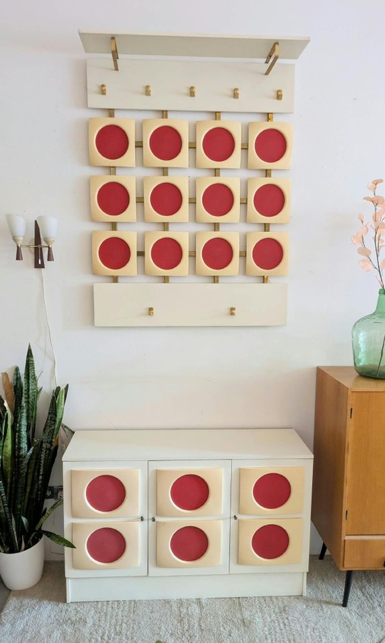 Set vintage, retrò di Appendiabiti e credenza – Ottone, Plastica (photo 11 of 14)