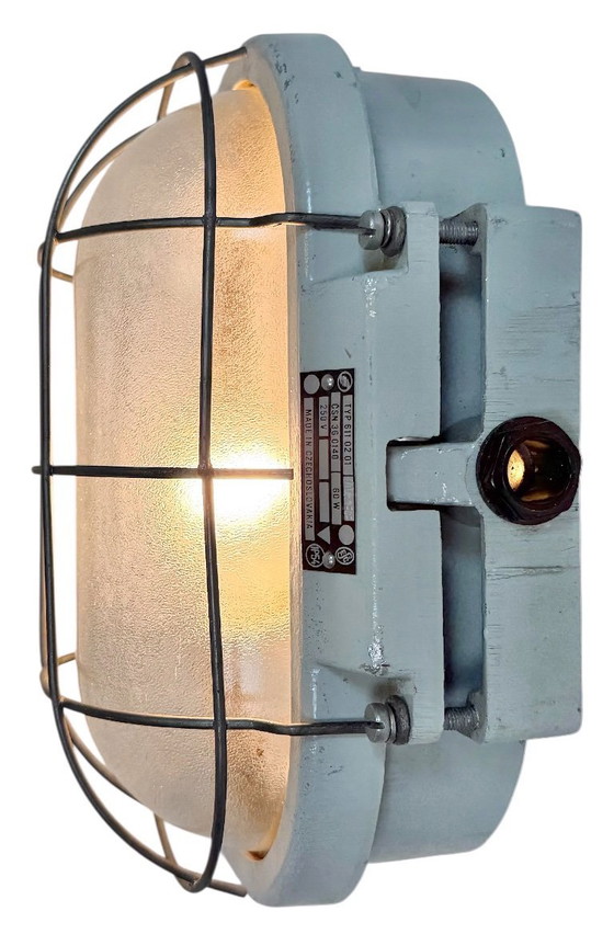 Image 1 of Applique murale industrielle en fonte d'aluminium avec verre dépoli d'Elektrosvit, années 1970