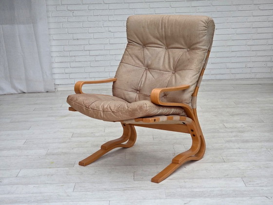 Image 1 of Noorse fauteuil uit de jaren 70, model "Kengu", beige meubelleer.