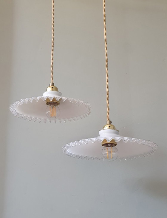 Set di Lampade a sospensione Vintage in Vetro Opalino Bianco. Modello 'Pie crust' – Metallo (photo 5 of 21)