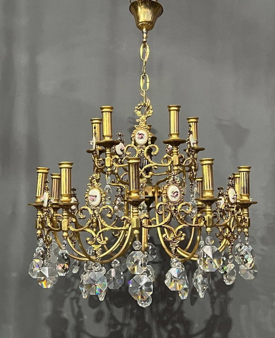 Lampadario con medaglioni in ceramica e cristalli Swarovski con 15 punti luce – Brass, Vintage (photo 7 of 7)