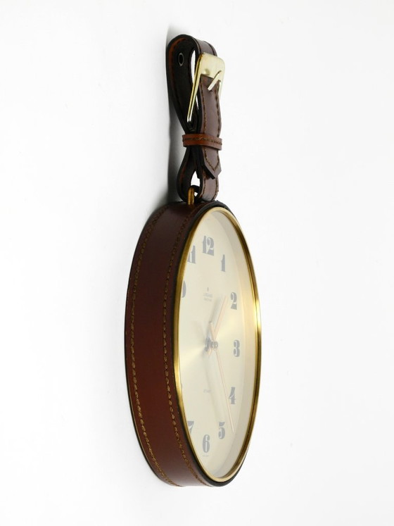 Image 1 of Orologio da parete Junghans originale degli anni '60 in ottone con cinturino in vera pelle.