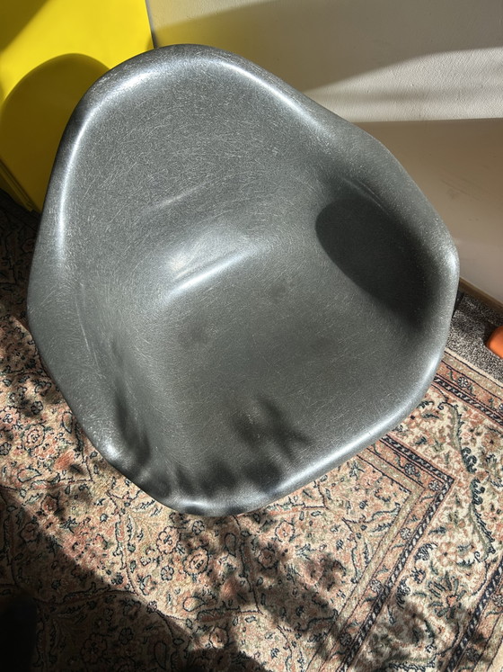 Originele Eames / Herman Miller ‘Elephant Grey’ Fiberglass Kuipstoel Op Rocker Base. Schommelstoel (RAR) (photo 4 of 5)