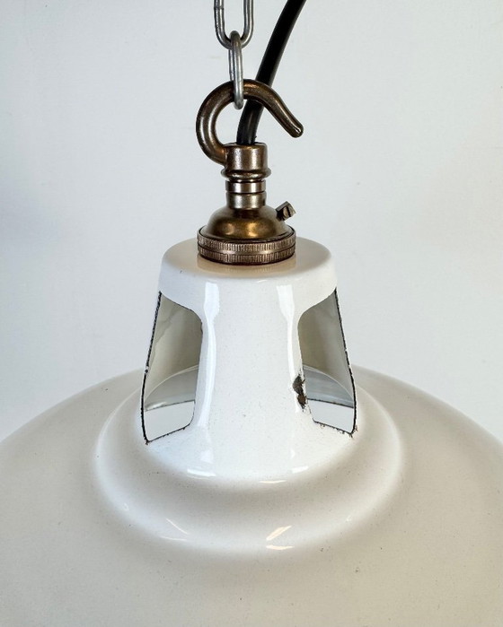 Image 1 of Industriële witte geëmailleerde fabriekshanglamp van Thorlux, jaren 60