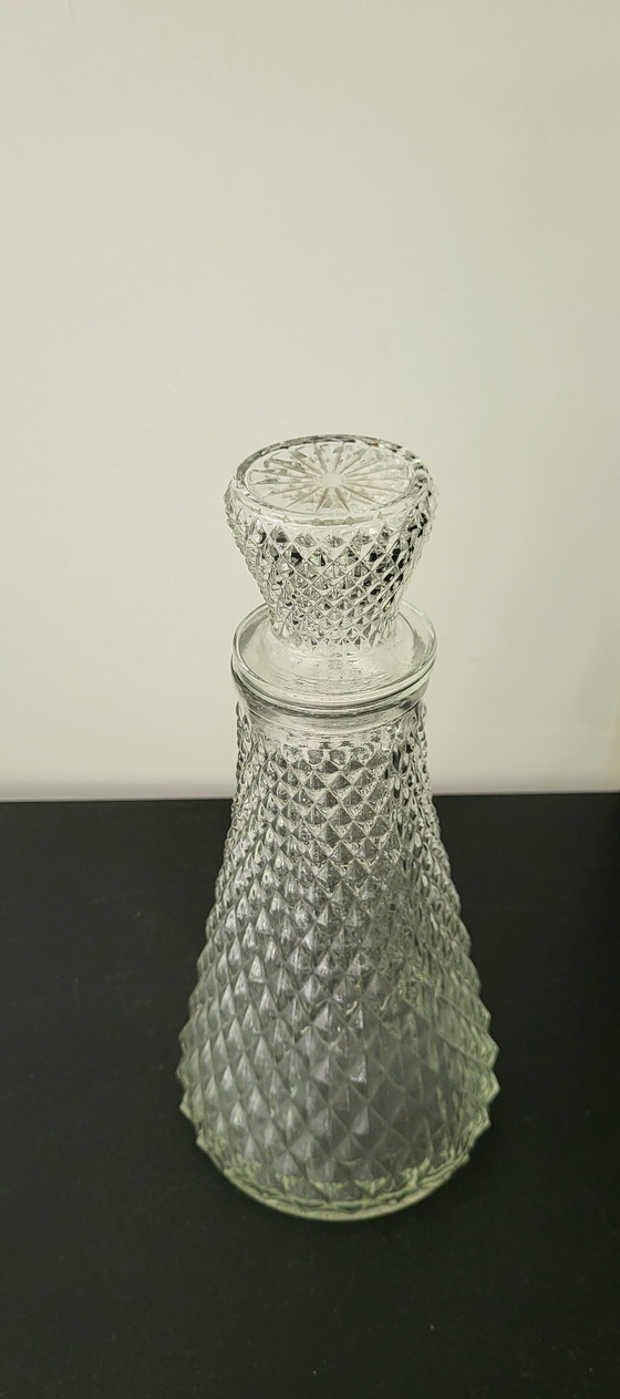 Image 1 of Carafe en verre vintage avec un motif gaufré sophistiqué.