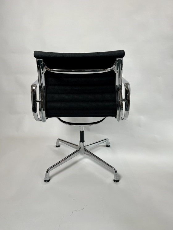 Image 1 of 4 x chaises pivotantes Vitra Eames EA 108 noires Hobsak