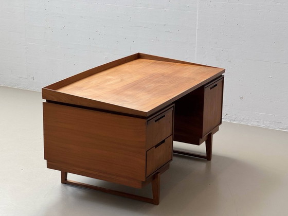 Image 1 of Elegante escritorio de mediados de siglo en nogal, década de 1960.