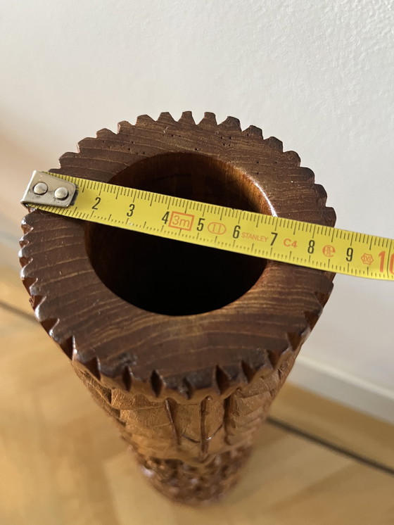 Image 1 of Vaso in legno intagliato a mano d'epoca