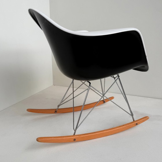 Image 1 of Sedia a dondolo di Charles e Ray Eames, versione italiana.