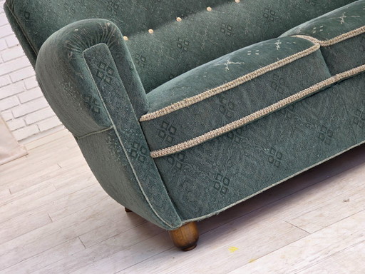 Divano curvo danese a 3 posti, anni '60, tessuto per mobili verde chiaro, condizioni originali.