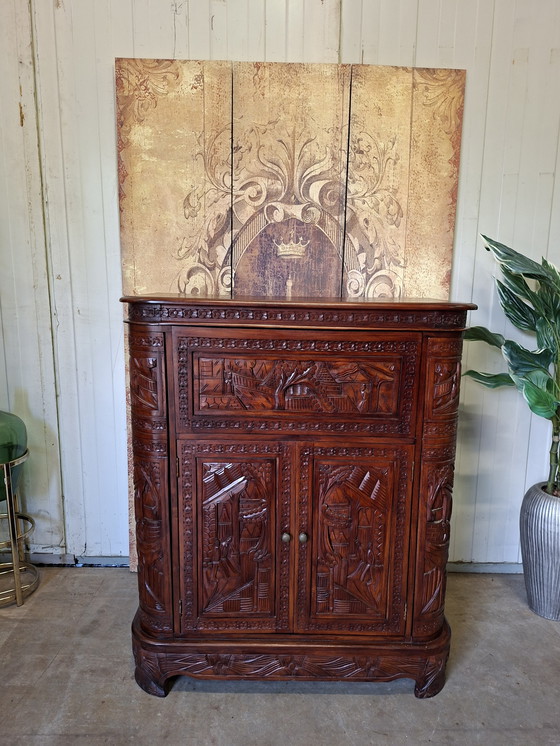 Image 1 of Ancienne armoire de bar, wiskey bar, armoire à vin avec de fines sculptures à la main dim. 90x46cm et 107cm de haut.
