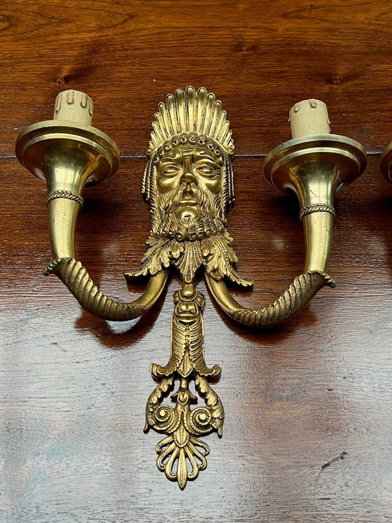 Een paar massief verguld bronzen wandlampen. (photo 4 of 5)