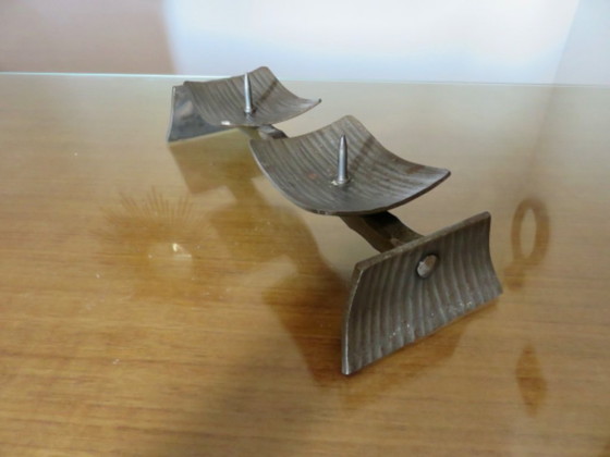 "Brutalist" Candlestick in Raw Forged and Hammered Steel, 1960 – Candle holders, Iron (photo 6 of 9)