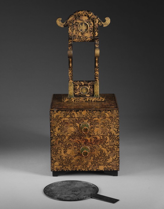 Image 1 of Élégante coiffeuse japonaise antique