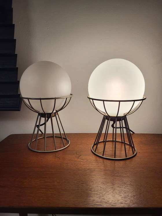 Image 1 of Ensemble de lampes de table vintage, structure en fil de fer et globe en verre opalin blanc, années 1960