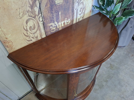 Image 1 of Grote klassieke italiaans halfronde lage vitrinekast, servieskast, whiskeybar wijncabinet afm. 119x51cm en 101cm hoog.