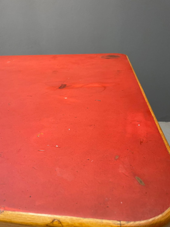 Image 1 of Bureau Bauhaus en noyer avec plateau rouge - Vintage Mid Century Design