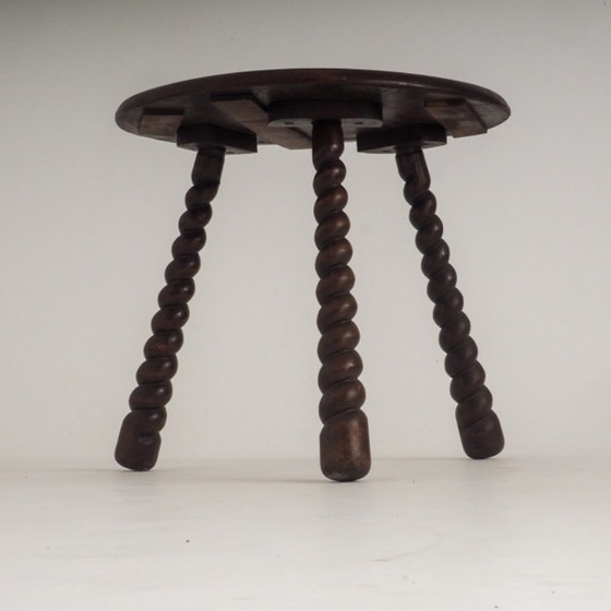 Franse eikenhouten driepoot bijzettafel, toegeschreven aan Charles Dudouyt. – Wood (photo 5 of 17)