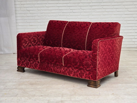 Image 1 of Deense driezitsbank uit de jaren 50, bekleed met velours en eikenhout.
