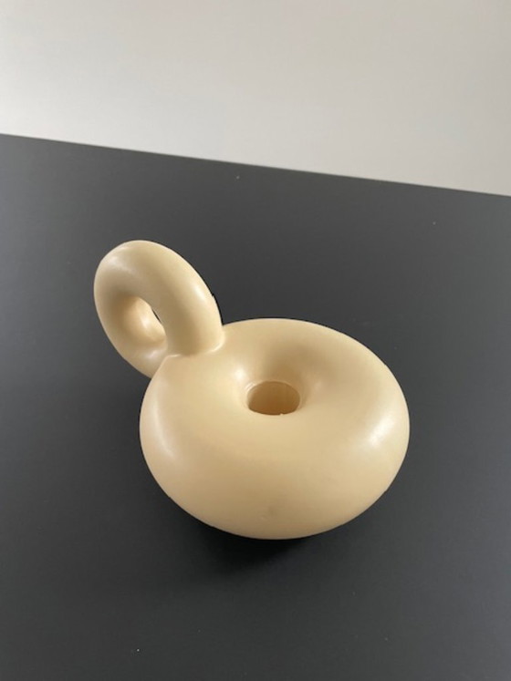 Image 1 of Portacandele a forma di ciambella color crema con manico giocoso – in ceramica