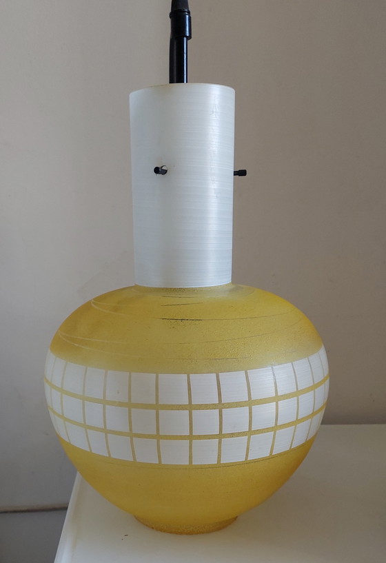 Image 1 of Suspension en verre jaune italien des années 1960