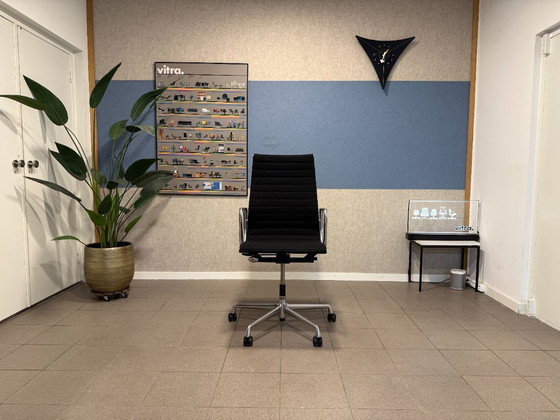 Vitra | Eames | EA119 | Schwarzer Hopsak | 1 Stück – Bürostühle, Aluminium (photo 2 of 14)