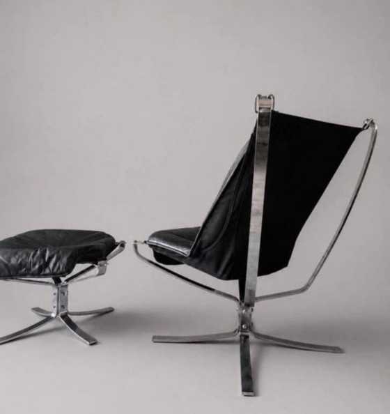 Image 1 of Sigurd Ressell – Falcon fauteuil met hoge rugleuning en voetenbank – Chroom en zwart leer – Noorwegen, ca. 1980