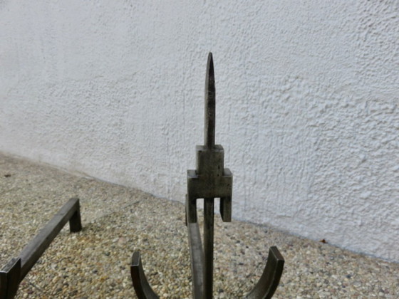 Image 1 of Paar modernistisch gesmede en gehamerde stalen vuurijzers, Frankrijk, 1950