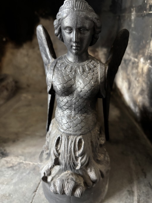 Twee antieke vuurbokken met vrouwenfiguren (Jeanne d'Arc?)