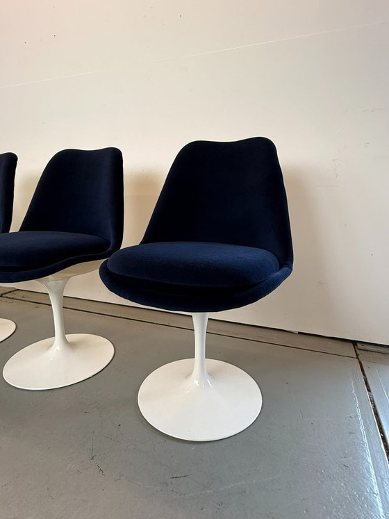 Image 1 of 6 sedie Seat Side rivestite in velluto blu, disegnate da Eero Saarinen per Knoll nel 1970.