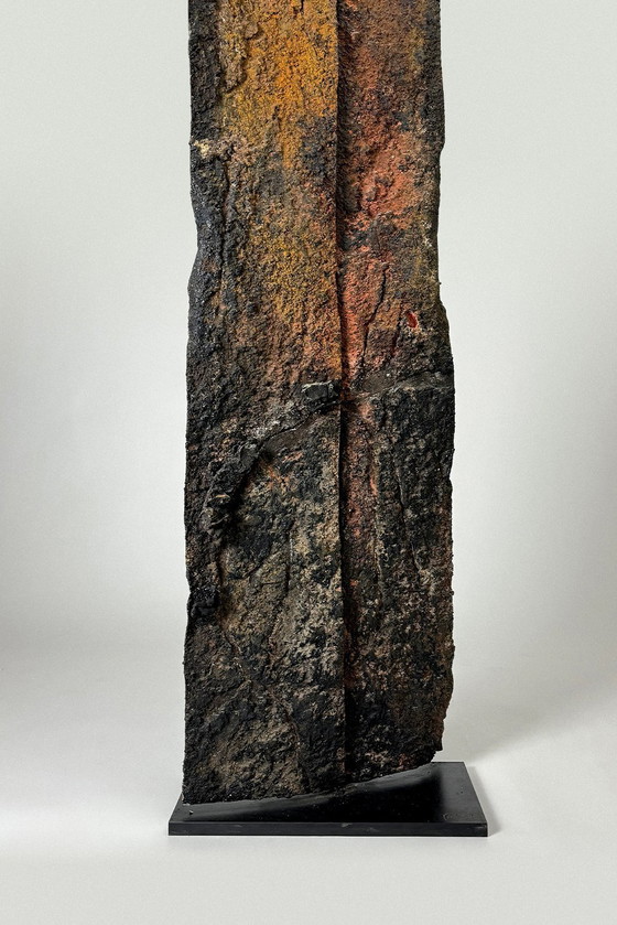 Image 1 of 🏔️ Matière et mythe : Stèle impressionnante de l’artiste suisse Pierre Casè (1944–2022)